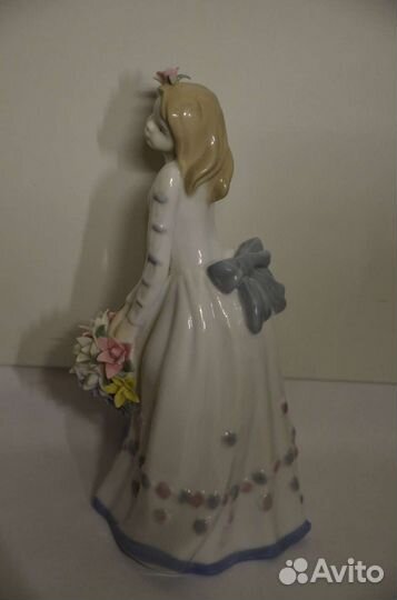 Статуэтка фарфоровая девочка с цветами