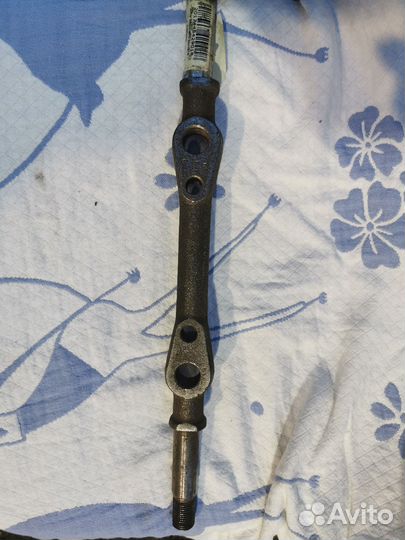 Ось верхнего рычага