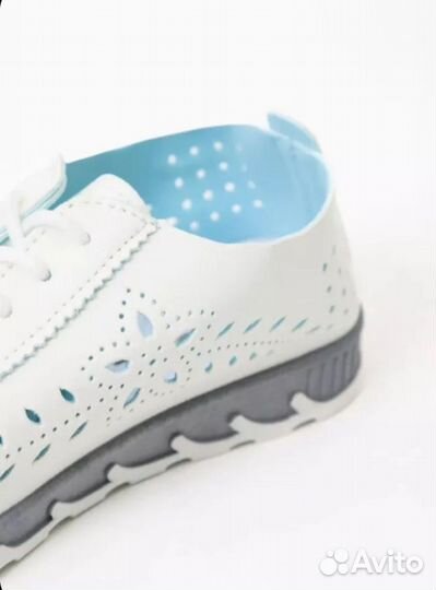 Кроссовки женские