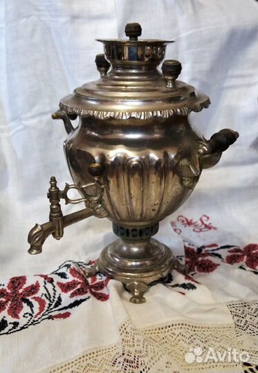 Старинная шкатулка и самовар