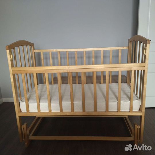Детская кроватка с маятником