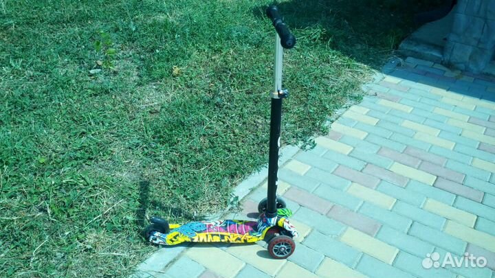 Самокат трехколесный