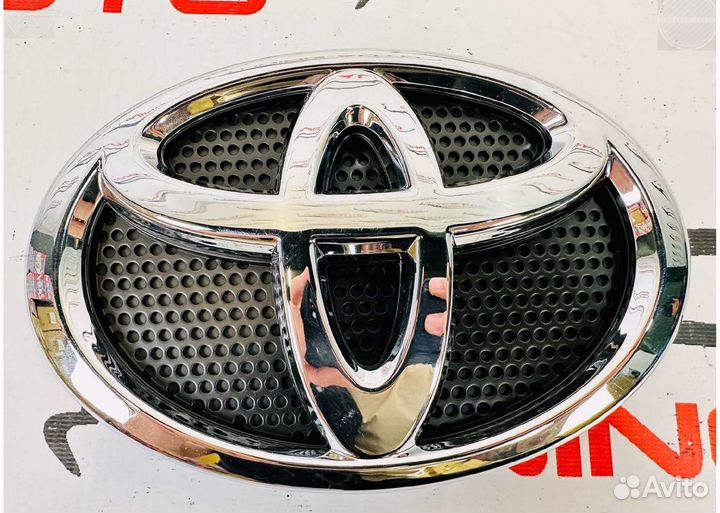 Эмблема в решетку Toyota Land Cruiser 200