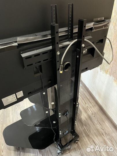 Стеклянная тумба под тв с кронштейном