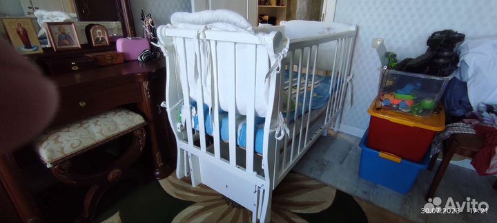 Детская кроватка с продольным маятником и ящиком