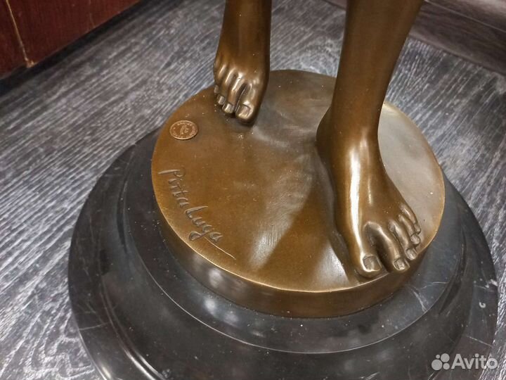 Большая бронзовая скульптура