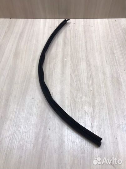 Уплотнительная резинка передняя правая Nissan