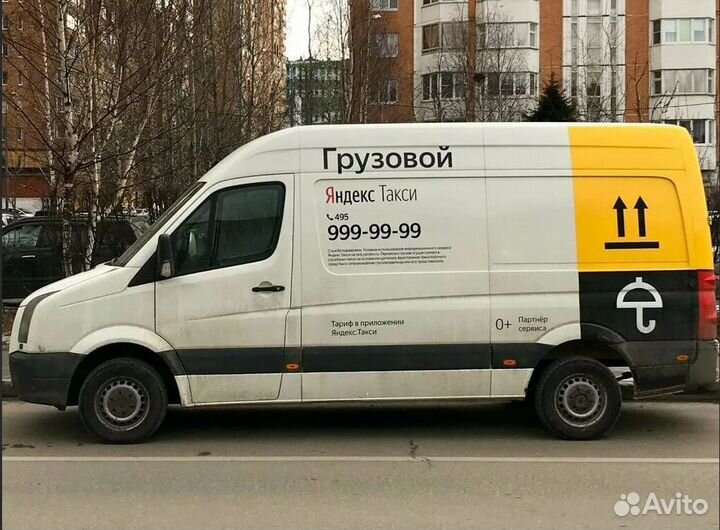 Водитель со своим грузовым авто