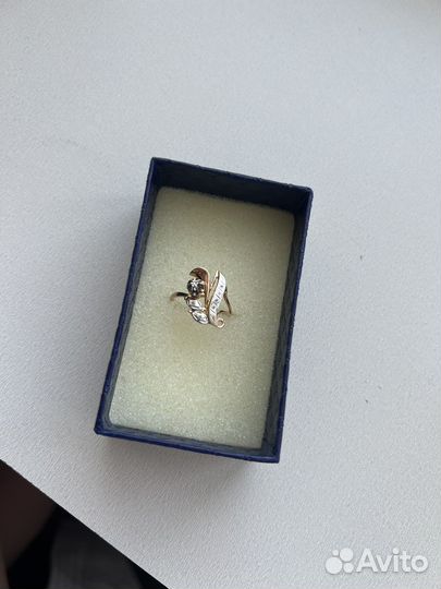 Золотое кольцо с бриллиантом