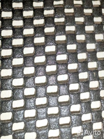 Коврик на панель авто