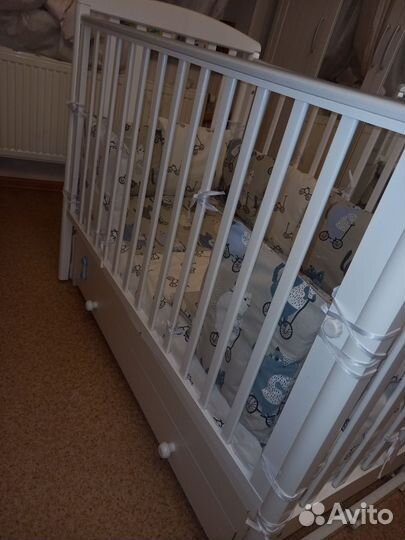 Кроватка детская с маятником