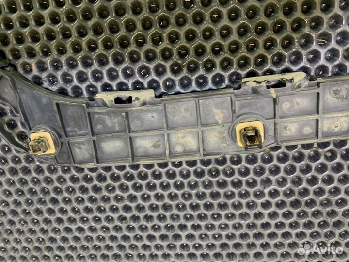 Крепление бампера лев. зад. Lexus LX570