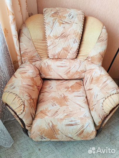 Комплект мягкой мебели (диван, кресла, столик)