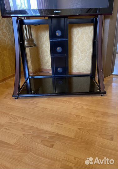 Стеклянная подставка под телевизор