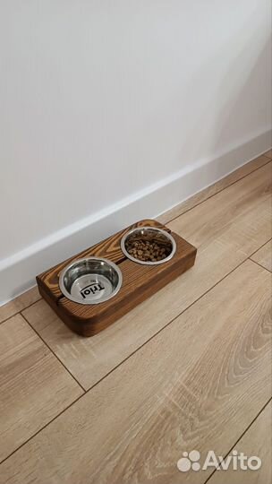 Миска для кошек на деревянной подставке