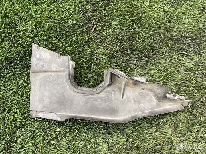 Уплотнитель моторного отсека задний правый Bmw 5Gt