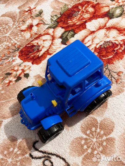 Игрушка синий трактор