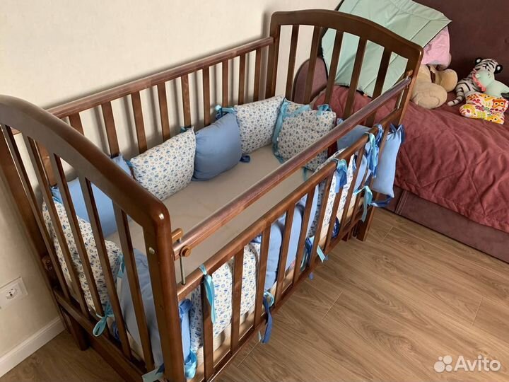 Кровать детская с маятником