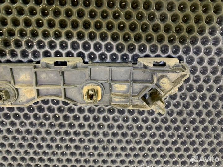 Крепление бампера лев. зад. Lexus LX570