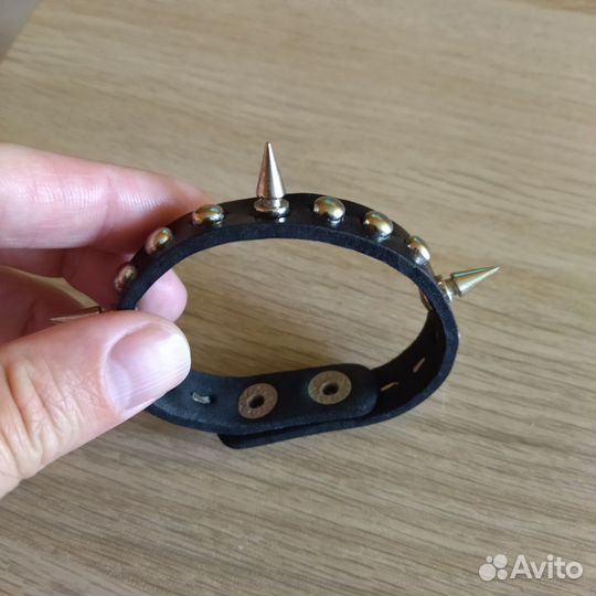 Браслет с шипами