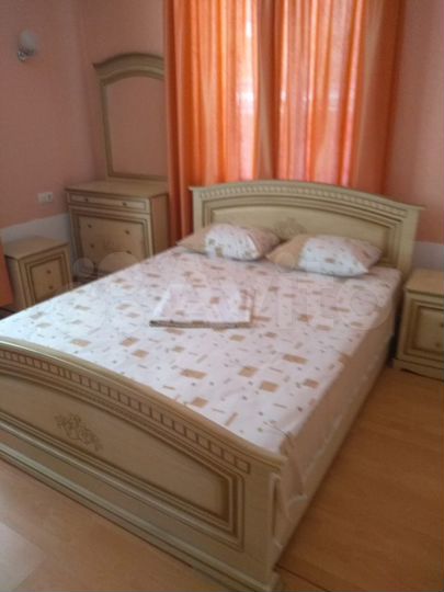 Комната 70 м², 1/2 эт.