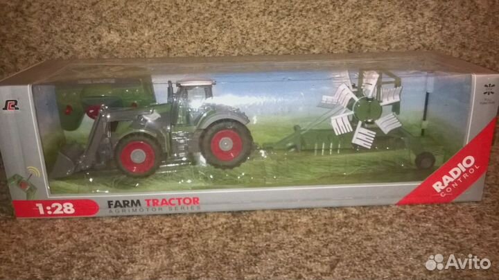 Трактор с прицепом на радиоуправлении