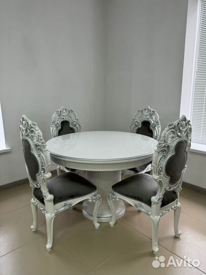 Стол и стулья