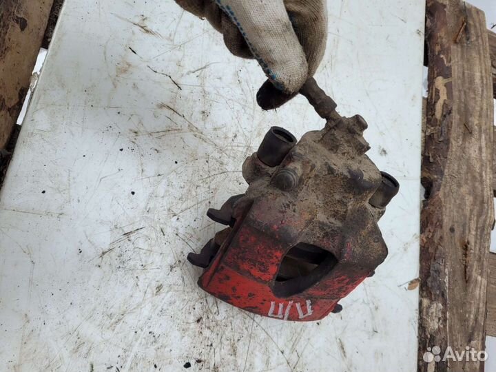 Суппорт передний правый Фольксваген гольф 4