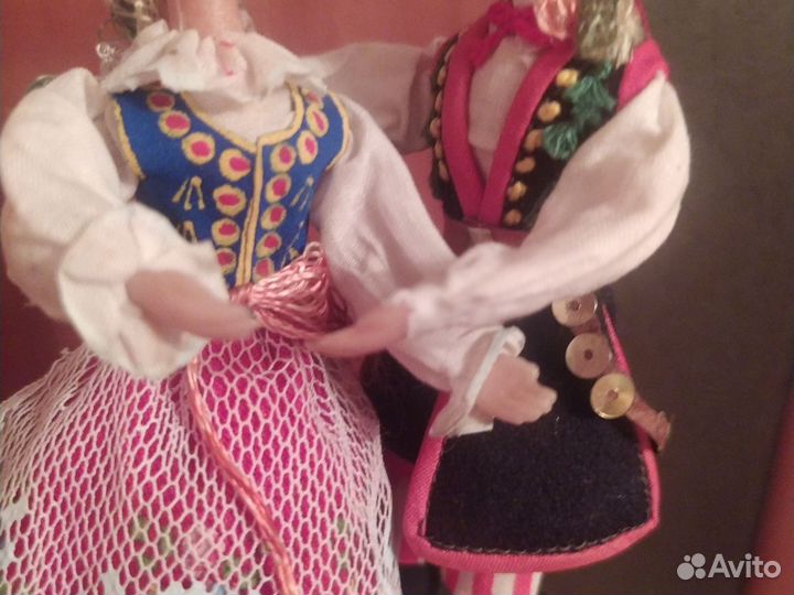 Пара двух польских кукол в танце