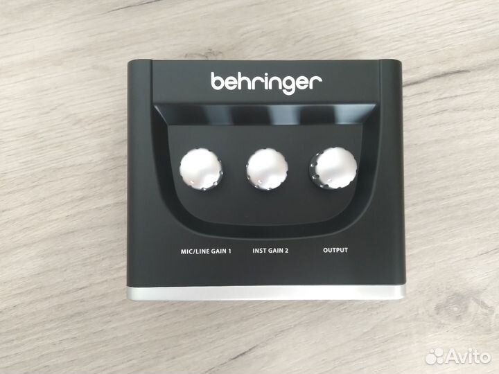 Звуковая карта Behringer um2