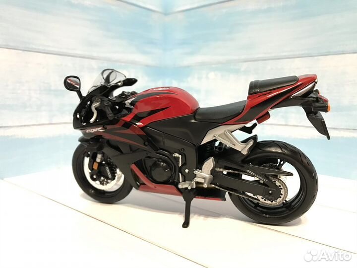 Модель мотоцикла Honda CBR 600 RR 1/12