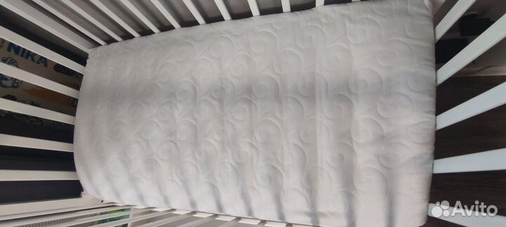 Детская кроватка с маятником и ящиком