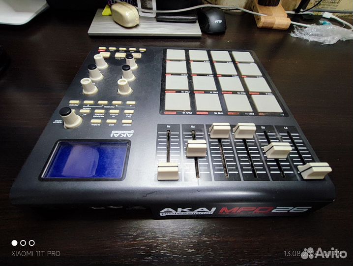 Akai midi контроллер