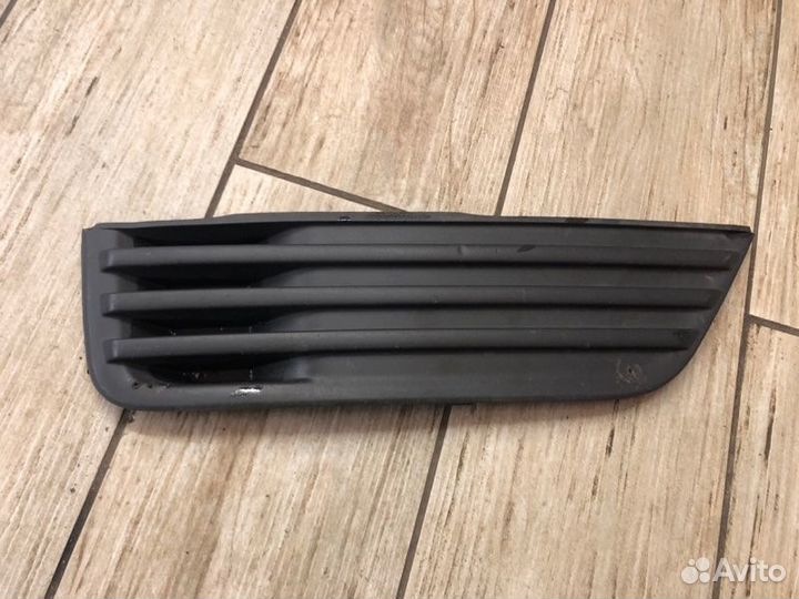 Накладка противотуманной фары передняя правая Ford