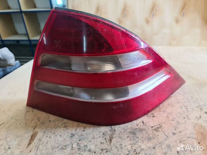 Правый фонарь Mercedes W220 с трещиной