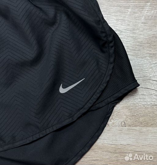 Женские чёрные спортивные шорты Nike