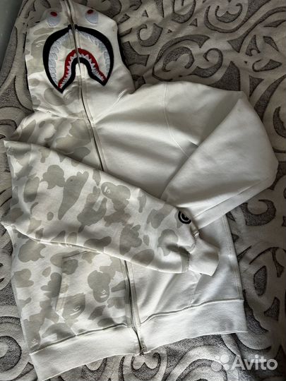 Кофта на молнии bape белая