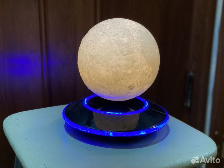 Луна левитирующая