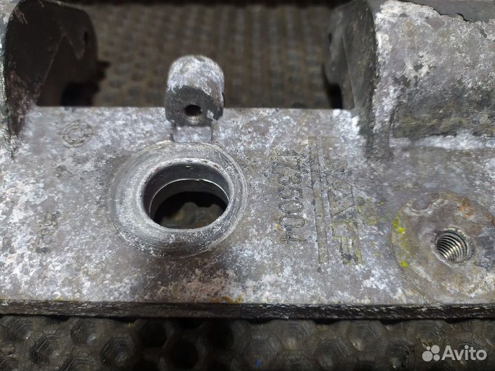 1689404 Подножка обслуживания