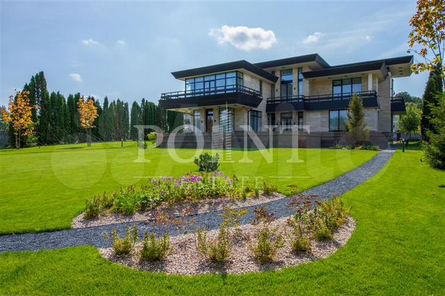 Дом 943 м² на участке 34 сот.