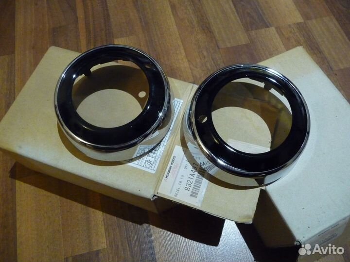 Окантовка перед левой протьвотуманной фары Митцуби