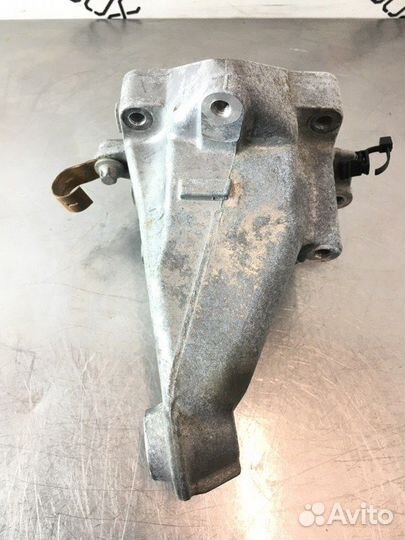 Кронштейн двигателя левый Mercedes E-Class W212