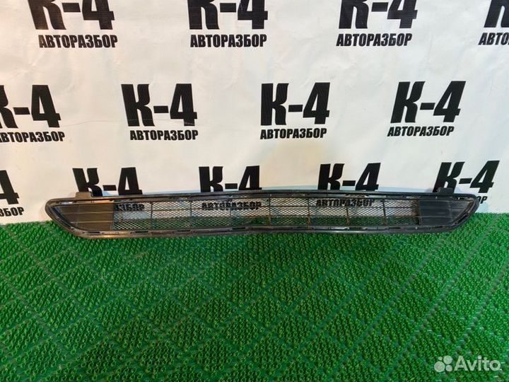 Решетка в бампер передняя Toyota Rav4 CA40