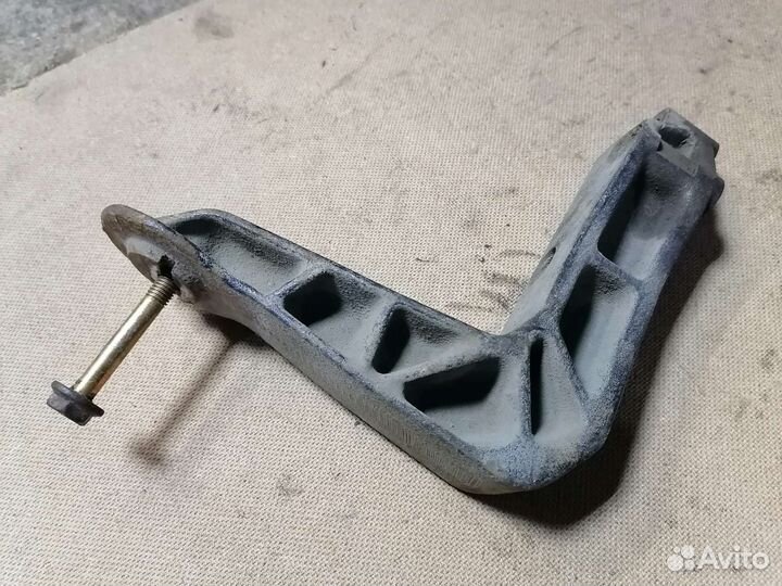 Кронштейн двигателя правый VW T4,VAG 028199207E