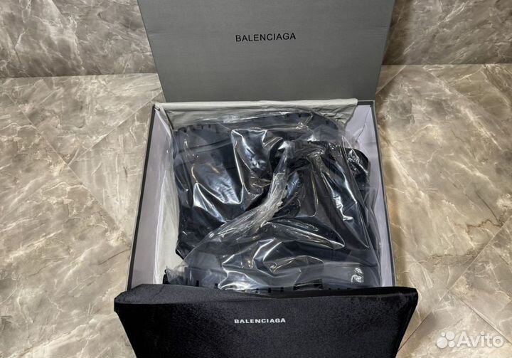 Balenciaga strike на руках