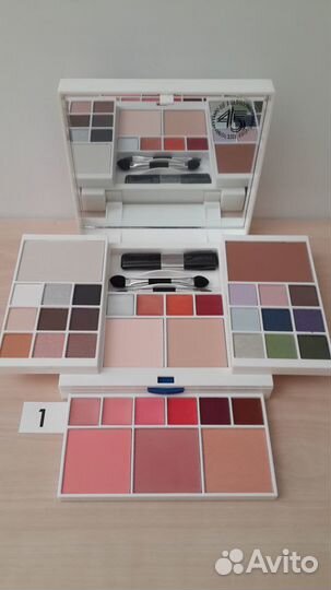 Набор декоративной косметики. Палитра теней помад