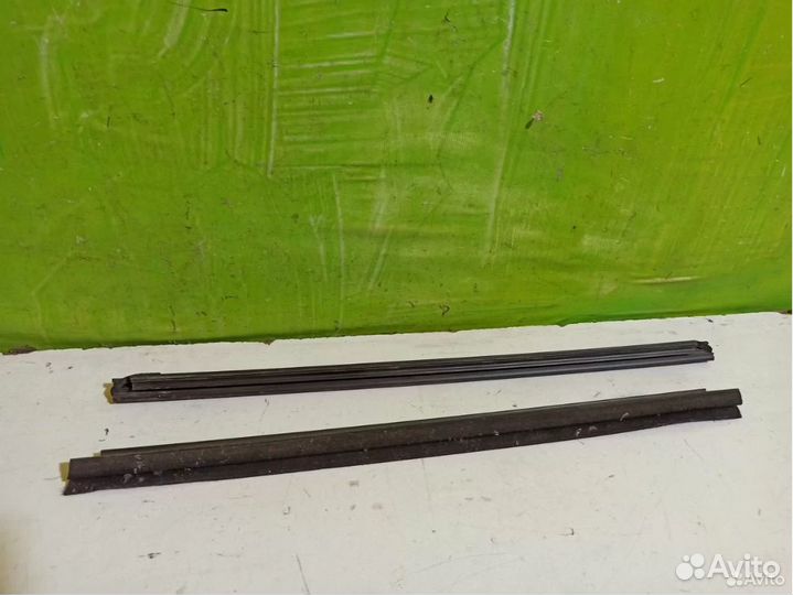 Накладка стекла заднего левого Toyota Corolla E15