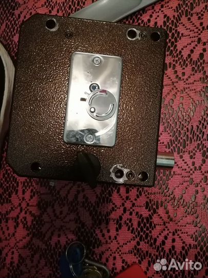 Замок дверной накладной