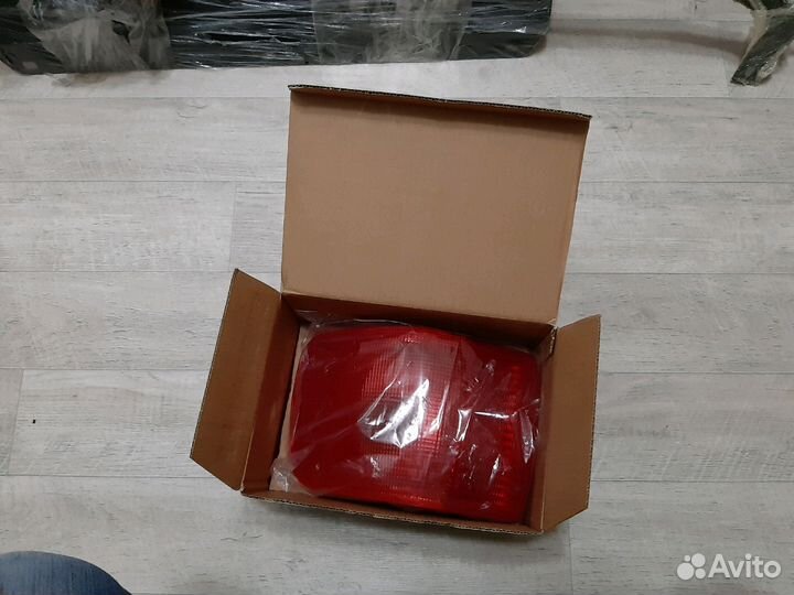 Поворотник правый на ауди 80 б4 новый