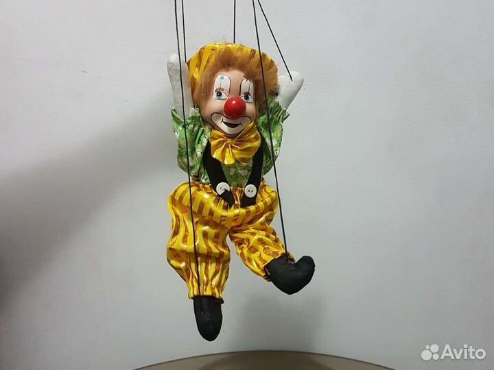 Клоун на веревках с фарфоровой головой